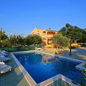 https://apartments-nikaia.hotelinzadar.com